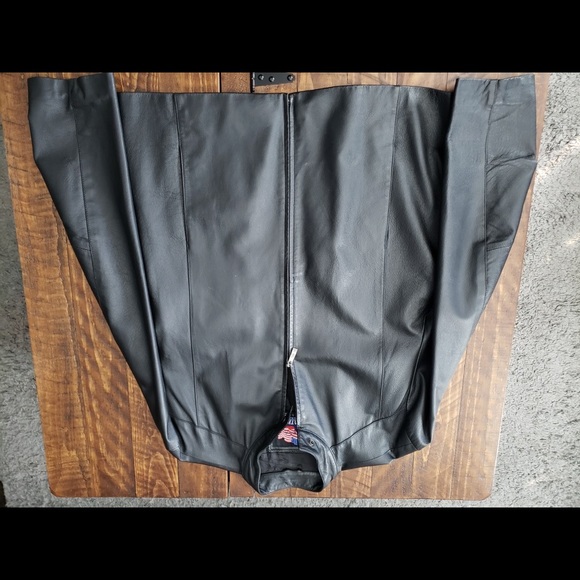 It's a large men's genuine leather jacket brand new. - Picture 2 of 4